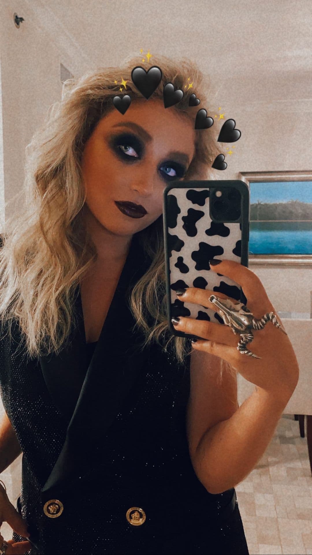 La joven combinó este look con un oscuro labial, el cual agregó el toque "dark", luciendo como toda una vampireza. Con ayuda de pestañas postizas, abrió su mirada, y en cuestión de contorno y blush, se inclinó más por las tonalidades durazno y bronce.