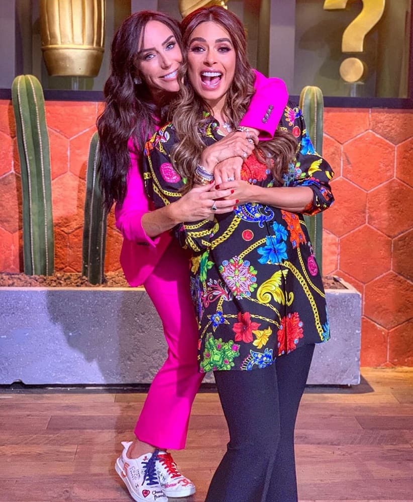 La gran amistad que Inés Gómez Mont y Galilea Montijo tienen, no empezó nada bien. La ojiazul confesó que en una ocasión habló mal de Galilea, inmediatamente se arrepintió de haberlo hecho y la buscó para pedirle perdón. Tras haber limado asperezas, las conductoras hasta comadres son, ya que Montijo es una de las madrinas de María, la hija más pequeña de Gómez Mont.