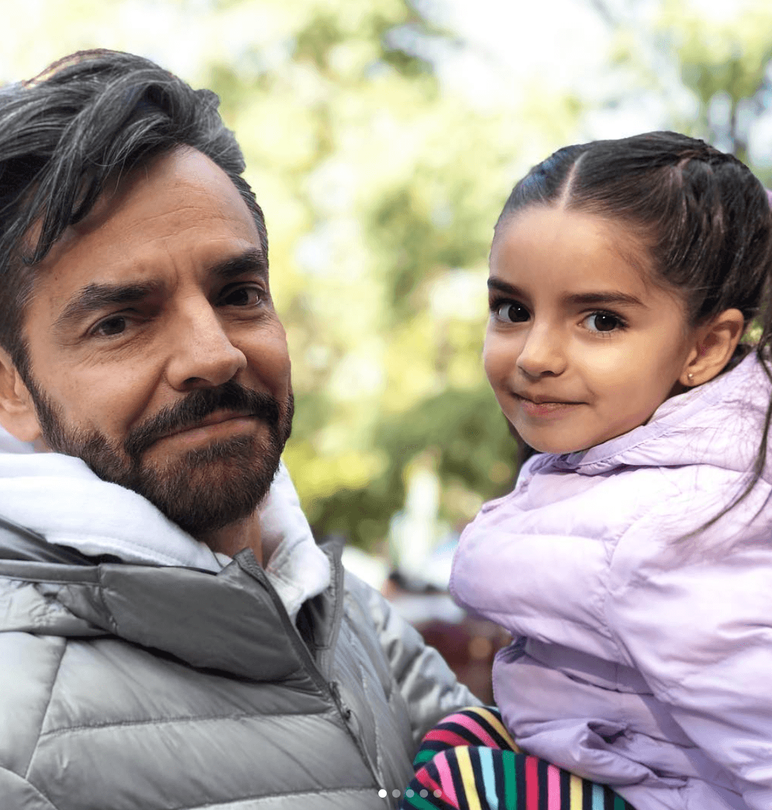 Después de haber sido padre en tres ocasiones anteriores con tres diferentes mujeres,
<b>Eugenio Derbez </b>volvió a tener un hijo con Alessandra Rosaldo en el 2014. Aitana se convirtió en la consentida de su papá, este no esperaba volver a tener un retoño a sus 53 años de edad. La pequeña de 5 años de edad es la compañera de juegos de su sobrina Kailani de 2, hija de su hermana mayor, Aislinn.