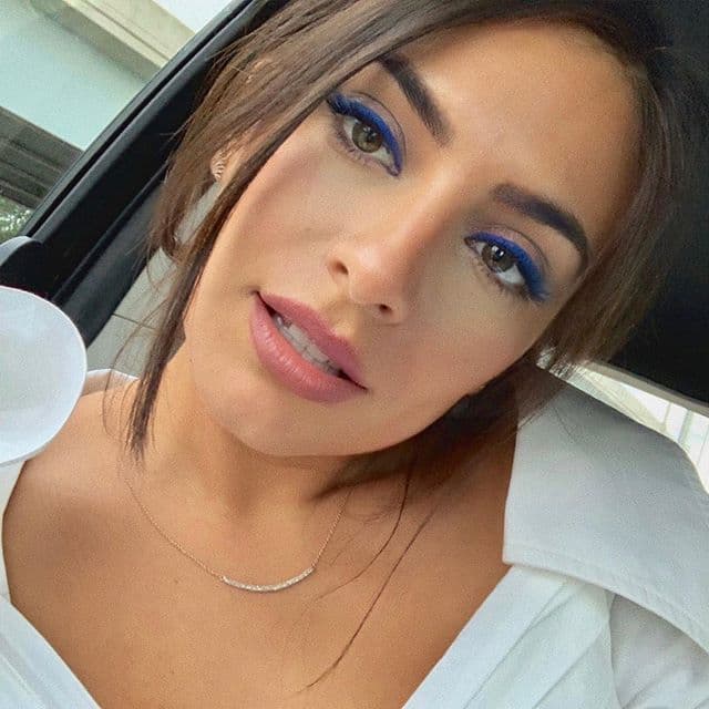 Ana Brenda Contreras sabe que no hay mejor forma de resaltar sus ojos cafés que con color azul. En este look usó delineador y un poco de sombra mate en un tono azul eléctrico, iluminando el marrón en su mirada.