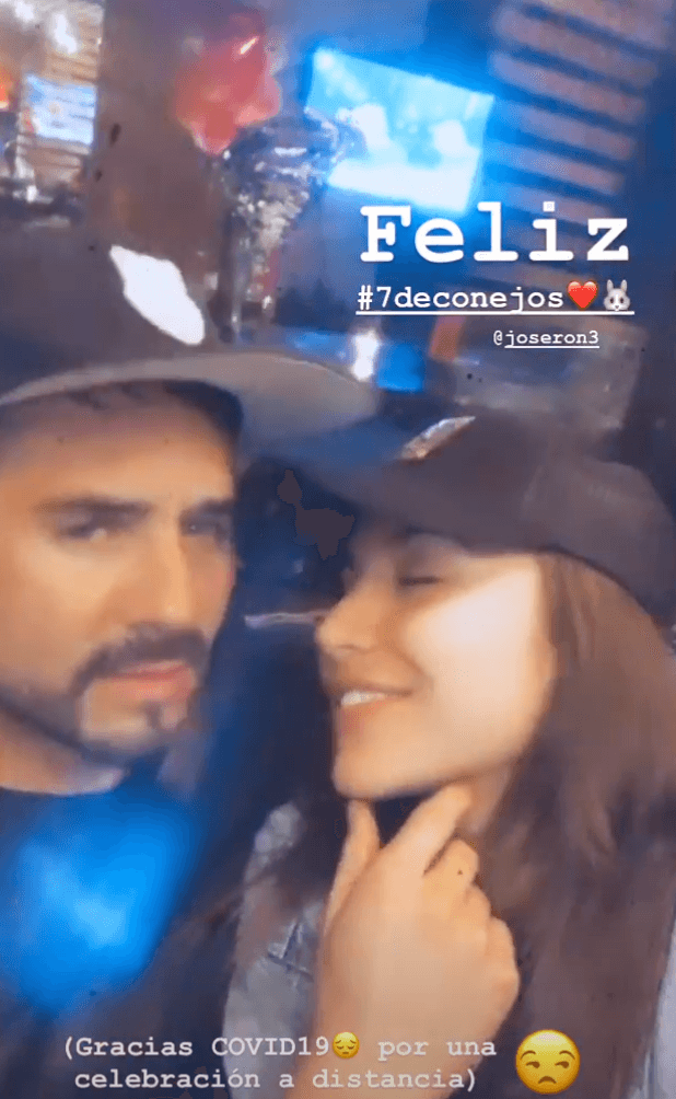 “Feliz #7deconejos”, el siete hace referencia al día en el que él le pidió que fueran novios.