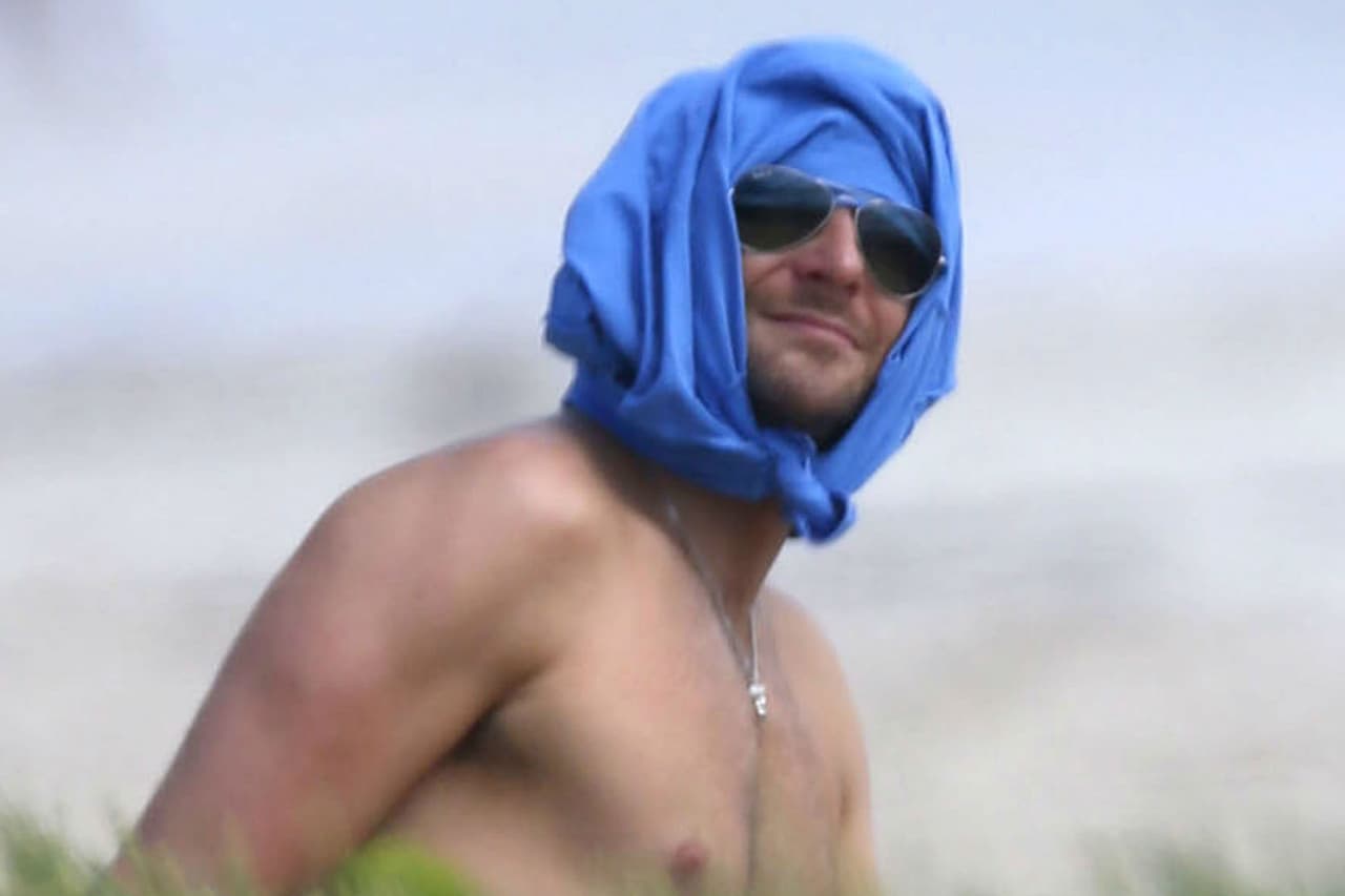 ¿Qué tal con este turbante improvisado? ¡Hasta el Sol quiere darle a Bradley Cooper!