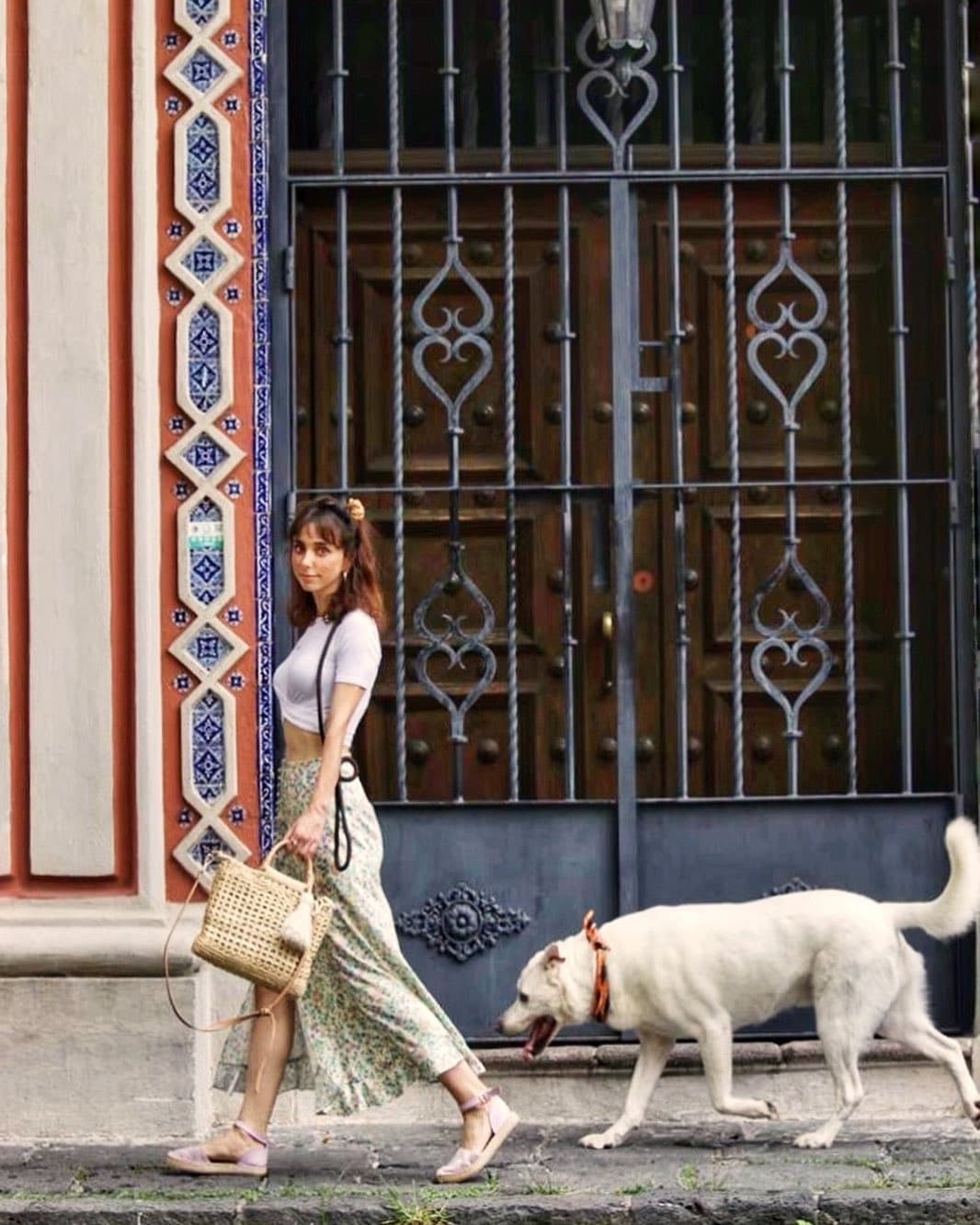 Y es que desde hace un par de semanas que la conductora comparte increíbles retratos en los que ya se le ve fuera de casa y disfrutando de sesiones callejeras de fotografía.