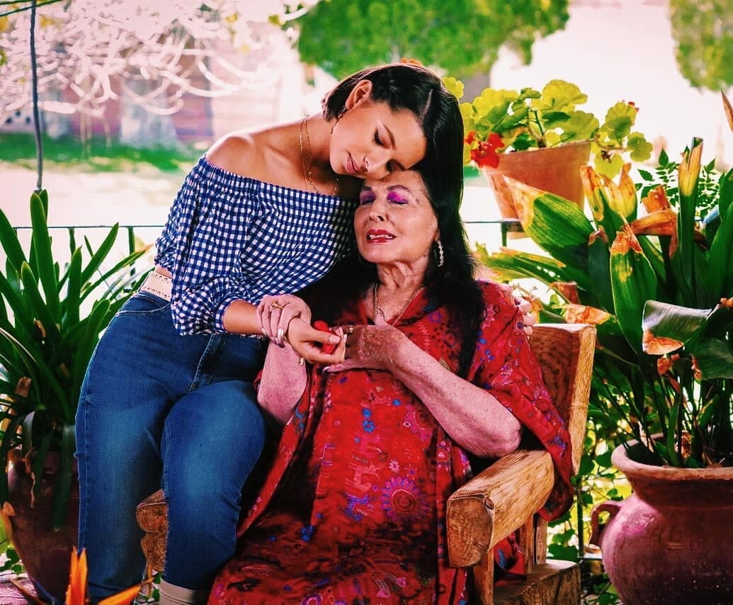 La belleza y elegancia de Flor Silvestre fue heredada a su joven nieta y prueba de ello, algunos de los mejores looks de la cantante de 17 años, con los que se inspiró en su talentosa abuela.
