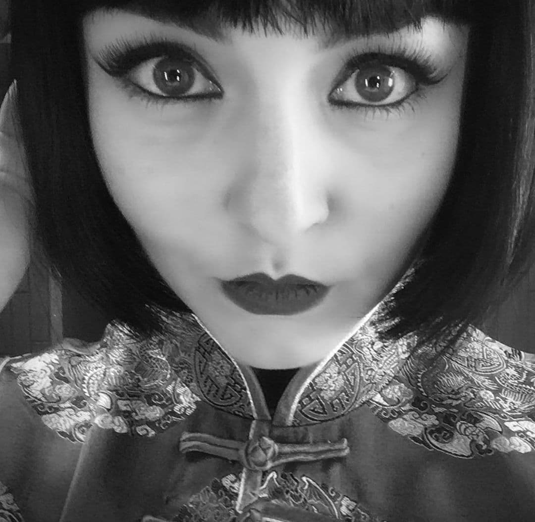 Recientemente, la actriz sorprendió en redes sociales con un increíble cambio de look. La actriz reveló estar lista para adentrarse en un nuevo papel y para ello presumió nueva imagen.