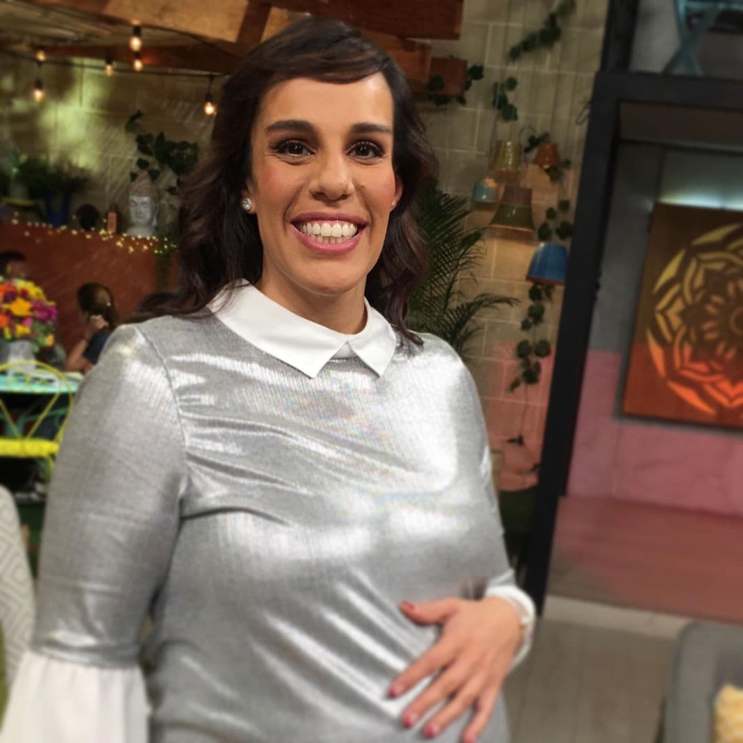 Marysol Sosa, hija del fallecido José José, anunció en una revista de circulación nacional que está embarazada por segunda ocasión, hecho que tanto a ella como a su esposo, Xavier Orozco, los tiene muy felices. “¡Vamos a volver a ser papás! Estamos muy contentos, emocionados, y le agradecemos mucho a Dios por permitirnos vivir todo esto”, comentó la cantante.
<br>