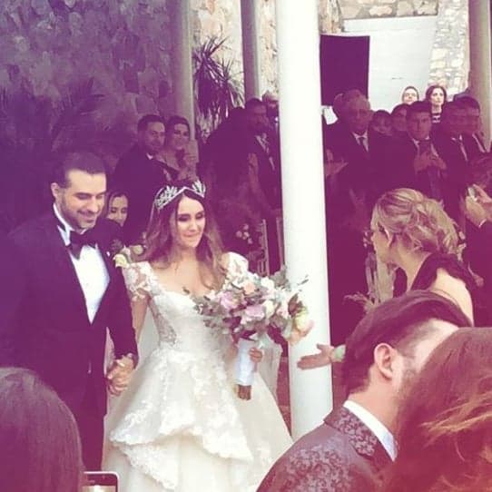 Para su gran día, la pareja solicitó la discreción de sus invitados, sin embargo, se filtraron algunas imágenes de la boda, en la que se ve como Dulce María y Paco Álvarez gozan de su amor en compañía de familiares y amigos.