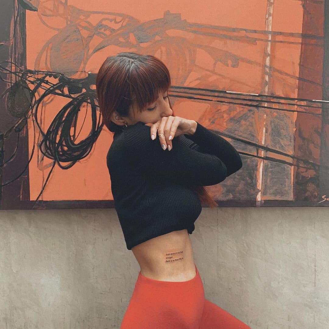 Para celebrar su transformación, la hermana de Emilio Osorio se tatúo las costillas la frase: “mira abajo a tu cuerpo y susurra, no hay hogar como tú”. Niurka Marcos ha reaccionado al cambio de su hija e incluso le ha hecho bromas al respecto: “No, tú ya me pasaste”.