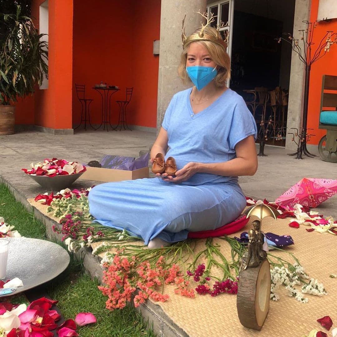 "A mis amigas, Damayanti Quintanar, Datiana Dickins, Estela Calderón, Tamara Mazarrasa, Bianca Calderón, madrinas llenas de dones y de cariño, gracias por estar, por sus regalos, por sus palabras y por poner el corazón en esta ceremonia para mí y mi bebé", escribió.