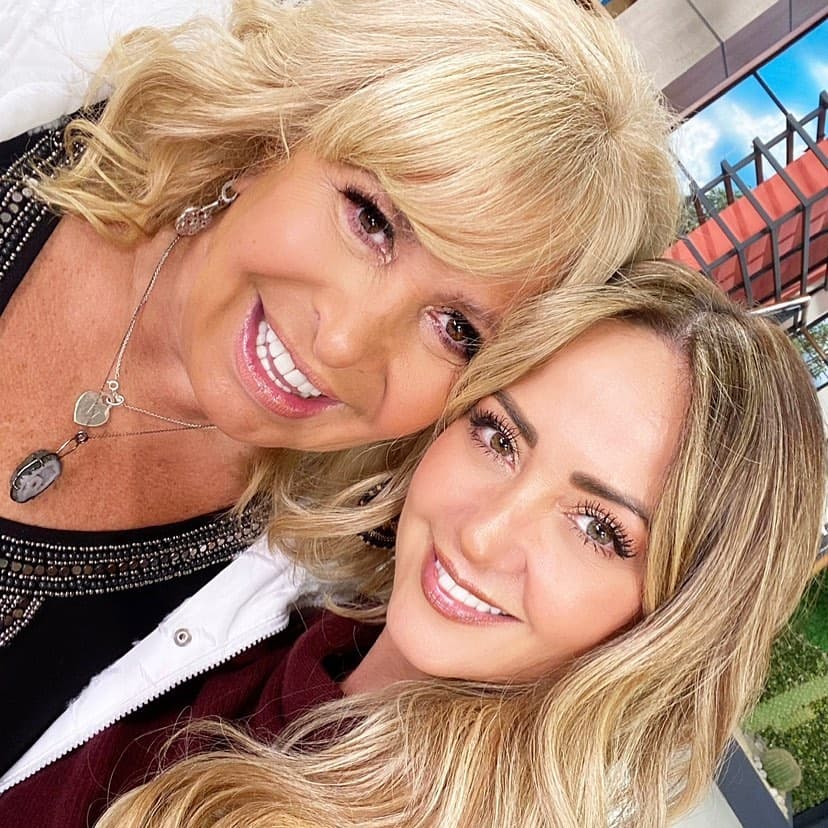 <b>Andrea Legarreta</b>
<br>
<br>“¡Así te recordaré siempre! Sonriéndole a la vida... ¡A lo bueno y no tan bueno! GRACIAS por todo lo aprendido. Gracias por ser ejemplo de lucha y de que los sueños se cumplen. Trabajadora INCANSABLE. Gracias porque a pesar de las adversidades hiciste de un grupo de personas que trabajamos en un programa, ¡UNA FAMILIA! Celebro tu vida Magda querida... Ese foro y el día a día se sentirán vacíos en tu ausencia, pero seguiremos entregando TODO. Te amamos @magdaproducer Dios contigo y tu familia. Fortaleza y luz mi @andy_escalona @andy___rodriguez Y cómo seguramente tu lo hubieras querido: 'El show debe continuar', ¡VA POR TI JEFA!”