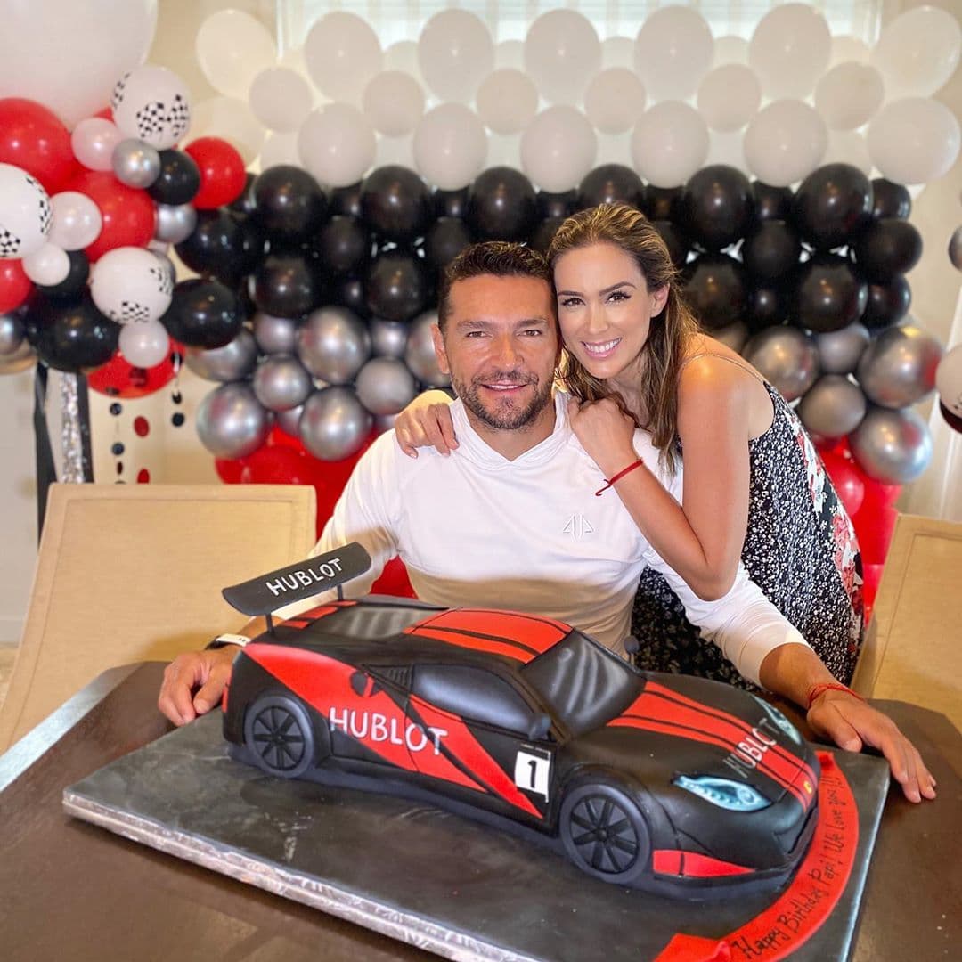 Jacky Bracamontes celebra el cumpleaños de su esposo Martín Fuentes.