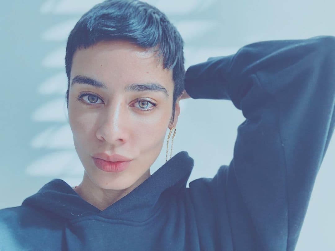 Por ejemplo, en el caso de Esme Pimentel, quien adoptó este look gracias a un próximo papel a interpretar, le da un aire mucho más andrógino a la actriz, por ser tan corto del fleco y llevar los costados rapados, sin embargo, el "baby bang", (o mini copete) es ideal para su tipo de cara, pues al ser ovalada, crea un balance visual entre el cabello y su frente.