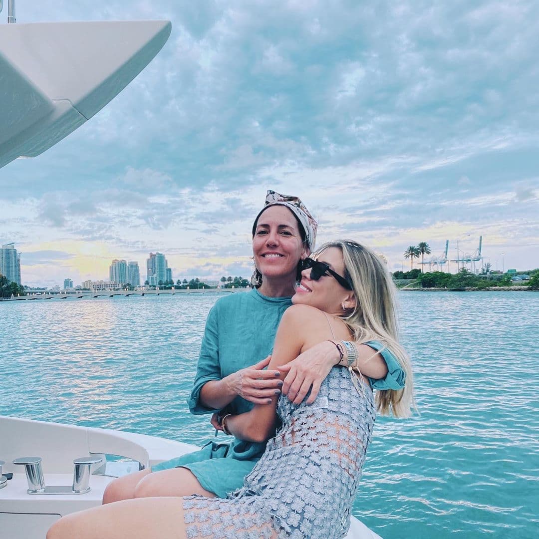 Debido a compromisos de trabajo y el confinamiento, Michelle Salas y Stephanie Salas habían pasado separadas durante su cuarentena, sin embargo, este fin de semana reunió a madre e hija con un emotivo abrazo que la misma actriz y cantante presumió en redes sociales: “Te amo con tomo mi corazón forever”.