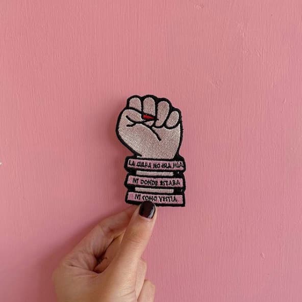 Pero no solo las ilustraciones se han convertido en pieza clave de este grito de ayuda, otras artistas están inspirándose para crear distintos tipos de obras, como bordados o parches. Todo con tal de mantener el mensaje vivo.