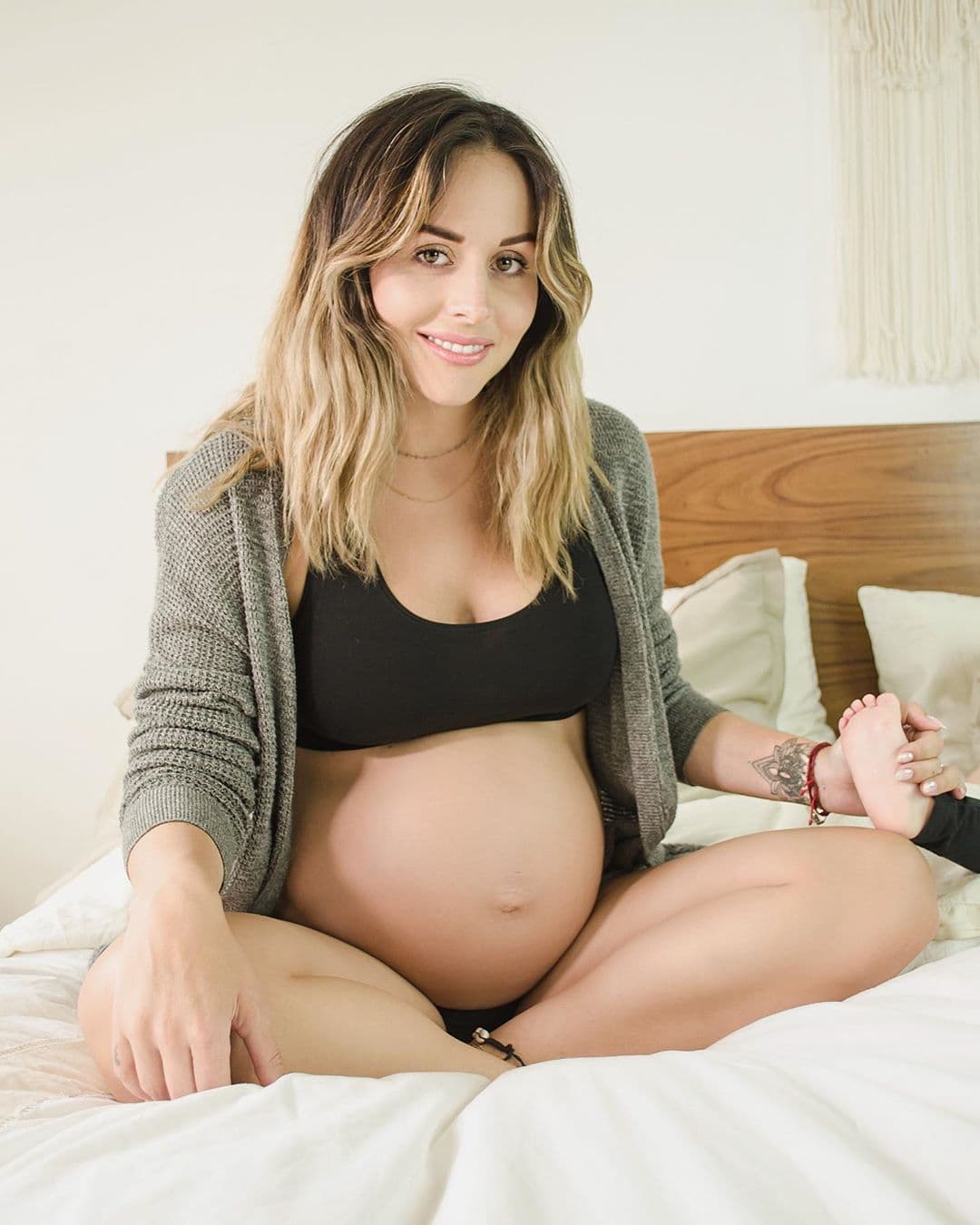 En estos meses, Vega se retiró temporalmente de los reflectores para dedicarse a vivir la última etapa de su segundo embarazo en casa y cerca de su familia.