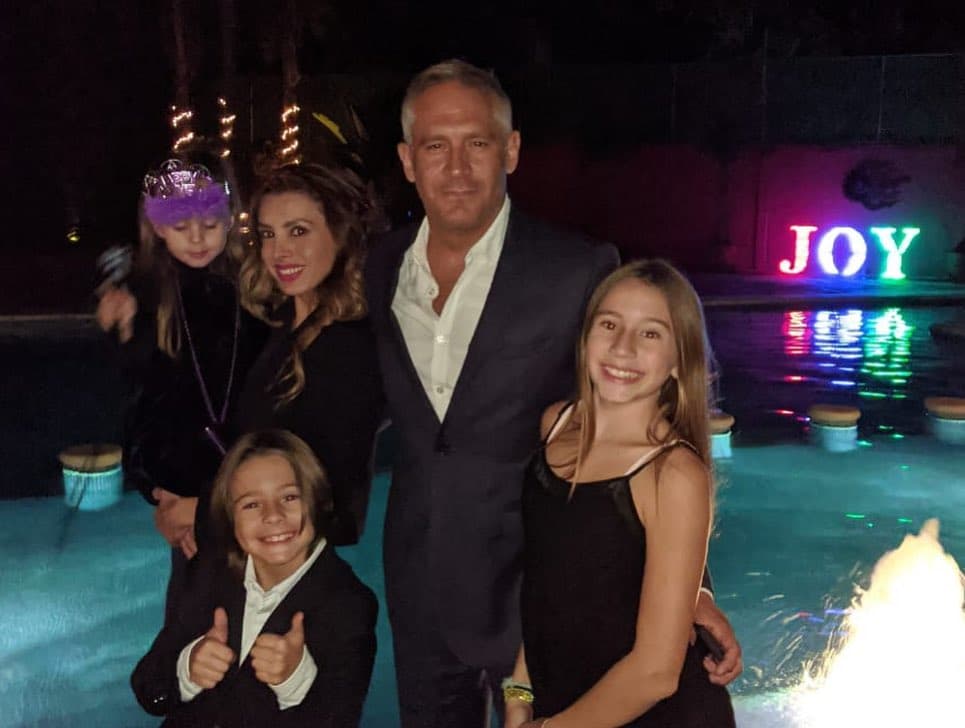 A tres meses de convertirse en padres por primera vez, Arath de la Torre y Susy Lu se casaron en el 2007. Años después ampliaron la familia y le dieron la bienvenida a Lucca y a Lia. Llevan casi 13 años juntos y, disfrutan al máximo el tiempo con sus retoños.