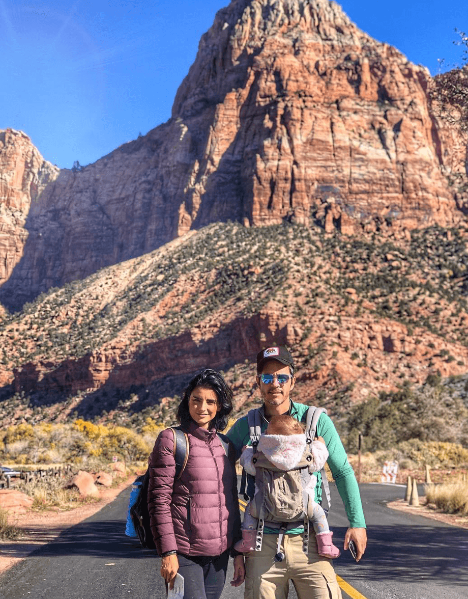 Solo siete años son los que Mauricio Ochamann le lleva a Aislinn Derbez. Él ya había estado casado y había tenido una hija, pero con la actriz ha formado una linda familia junto a su pequeña hija Kailani.