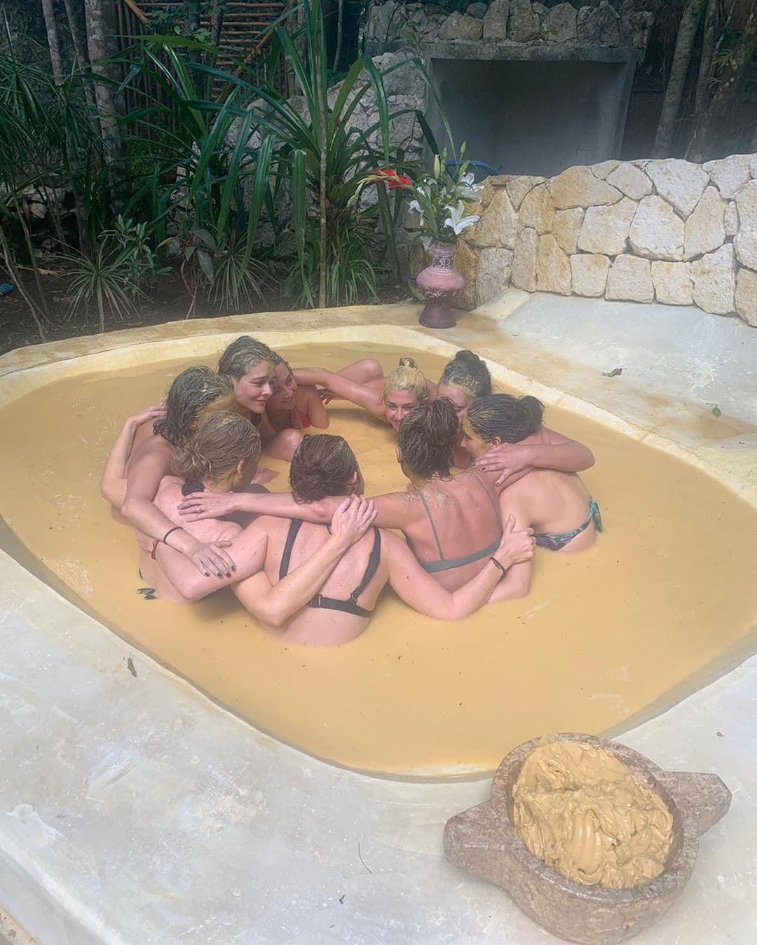 Demostrándose el amor que sienten por Ana, todas se dieron un caluroso abrazo mientras se encontraban en un relajante baño de barro.