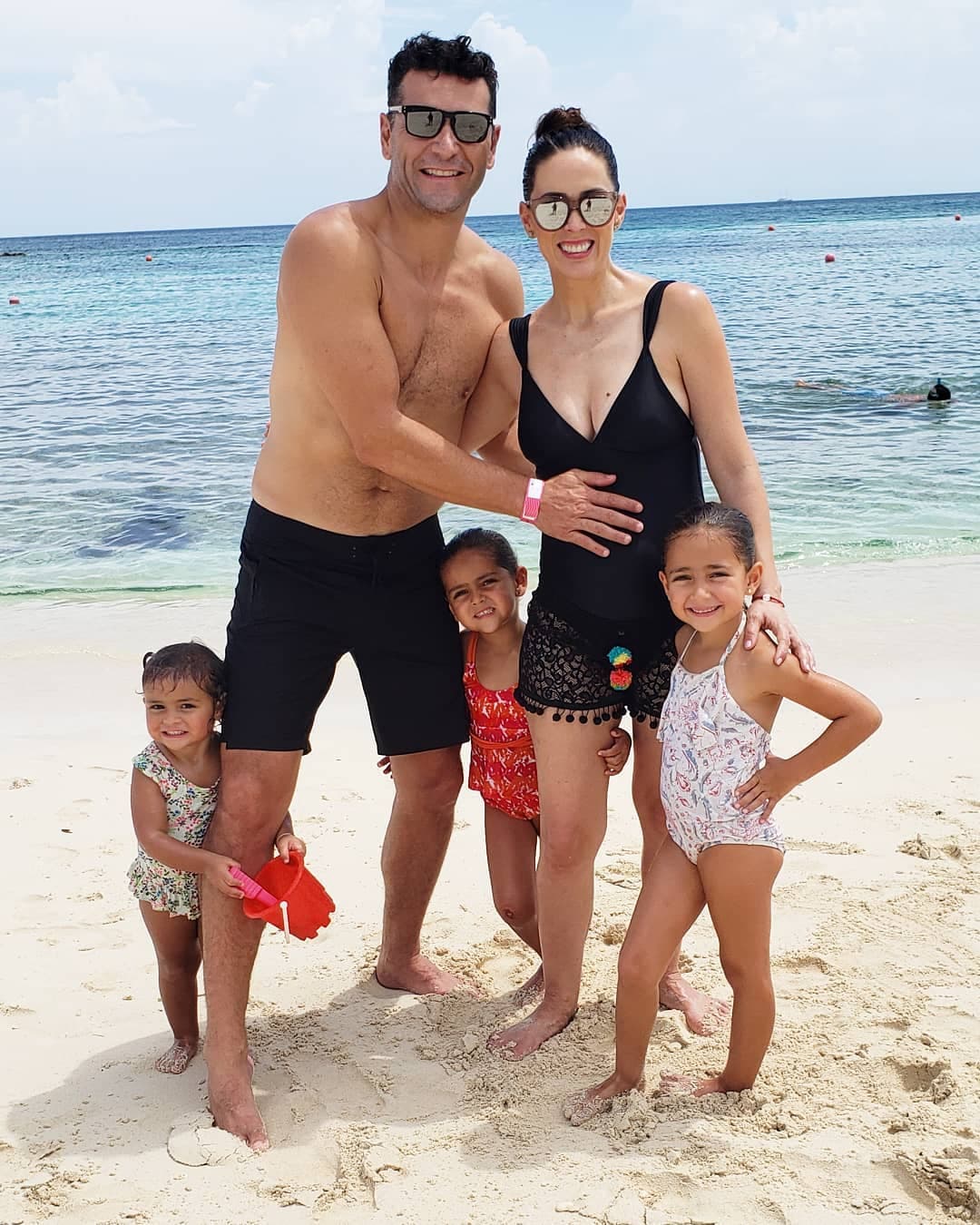 Mientras tanto, Jacky disfruta de unas vacaciones en Las Bahamas junto a su familia.