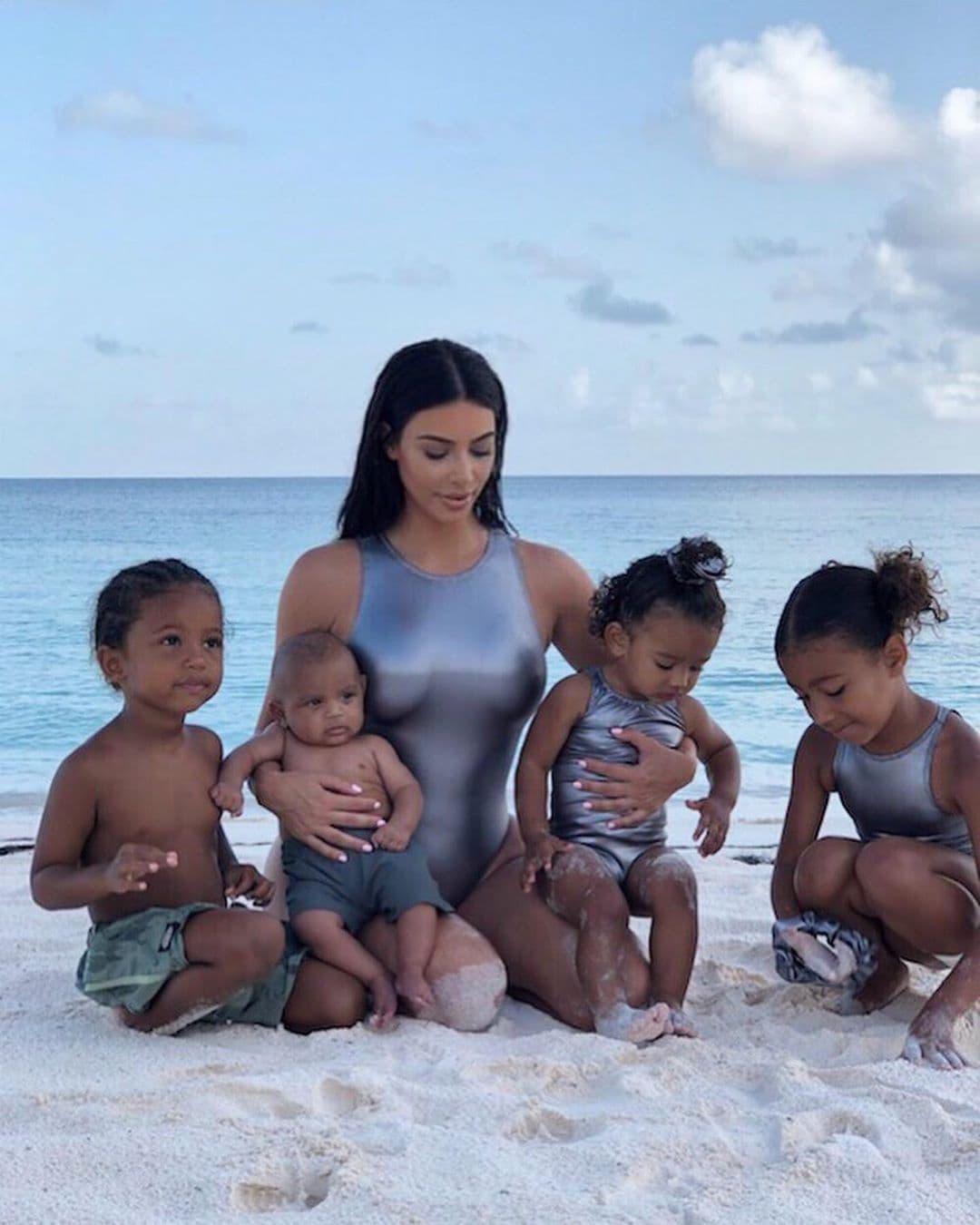 Tras haber tenido algunos riesgos en sus dos embarazos anteriores, Kim Kardashian y Kanye West optaron por recurrir a este método para ser padres por tercera y cuarta vez. En enero del 2018, North y Saint West se convirtieron en hermanos mayores de Chicago y, en mayo de este año de un niño llamado Psalm.