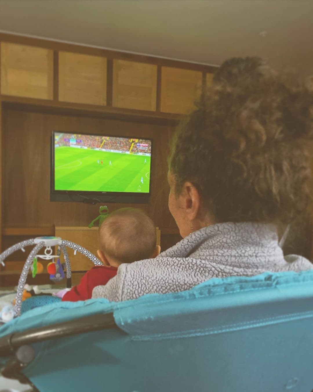 La bebé también pasa momentos muy especiales con Diana Atri, tal como se aprecia en una fotografía en la que aparece cargándola mientras ven juntas un partido de futbol.