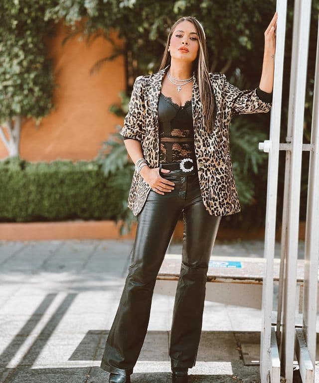 En el 2021 cada vez más famosas se unen a la tendencia de presumir prendas como corsé, 
<i>bralettes</i> o 
<i>bodys</i> de encaje en seductores looks. 
<br>
<br>Un ejemplo de ello fue uno de los atuendos que lució Galilea Montijo en el programa "Hoy" esta semana, demostrando que algunas piezas de lencería son simplemente demasiado bellas como para esconderlas con ropa encima.