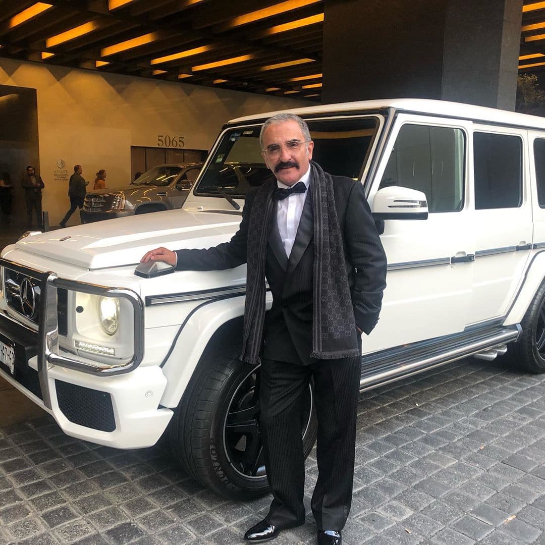 Los encargados de compartir algunas fotografías del íntimo enlace matrimonial fueron Vicente Fernández Jr., padre de la novia, y su prima, Camila Fernández, hija de Alejandro Fernández.