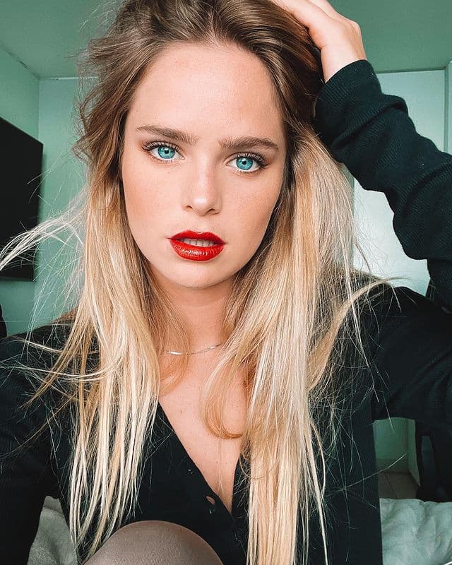 <b>Colores intensos para los labios </b>
<br>
<br>Aunque encontrar el labial nude perfecto para cada tipo de piel se volvió una obesión con el auge del estilo de maquillaje "natural" o "makeup - no - makeup", los labiales de colores intensos y llamativos están de regreso, como rojos carmín, rosa magenta o incluso naranja.