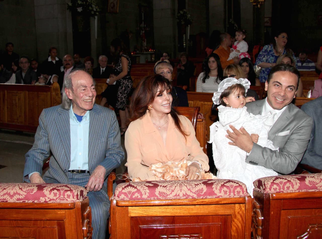 Cristian Castro nació un 8 de diciembre de 1974, se enteró de que su padre era el famoso comediante a la edad de cinco años y no fue hasta sus 31 que pudo conocerlo en persona. En el 2015, durante el bautizo de su hija menor, Rafaela, Cristian pudo tener presente a su padre y su madre en la iglesia donde la menor recibió dicho sacramento.