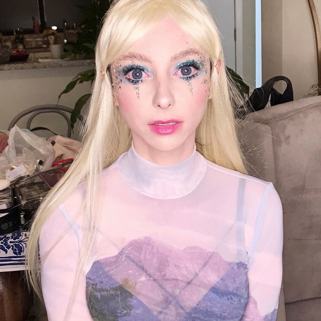 El maquillaje fue esencial para el disfraz de Natalia Téllez, quien también eligió vestirse de una de las chicas de Euphoria (2019), cuyo look característico es con mucho brillo en los ojos y vestimenta juvenil.