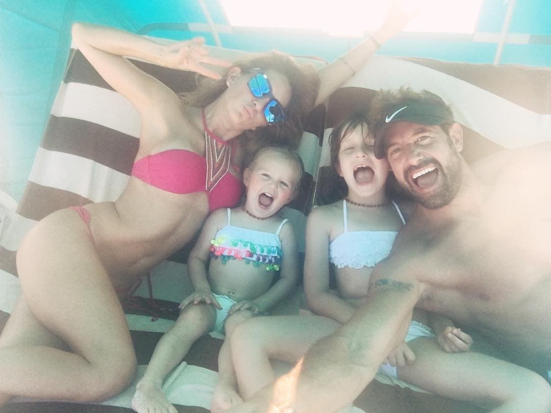 Posterior a defenderse de la publicación, Geraldine Bazán aprovechó el momento para revelar inconformidades con respecto a la relación que mantiene con el padre de sus hijos: “También quiero DENUNCIAR la violación de los derechos de mis menores hijas, ya que en un par de ocasiones han sido obligadas por parte de su padre a saludar a su actual pareja, provocando así el llanto, confusión e inseguridad de las mismas”.