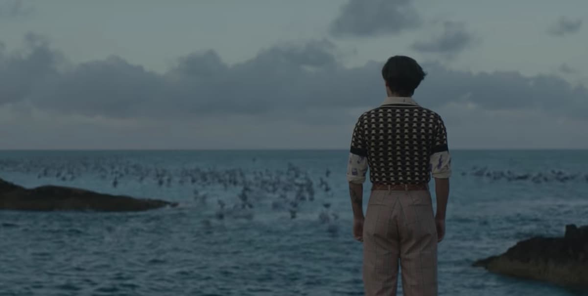 En un contraste completamente más serio, Styles aparece combinando distintas texturas y colores dentro del mismo video. Esta polo de la colección de primavera 2020 de Marni la ha usado en varias presentaciones, combinándola con distintos pantalones y camisas.