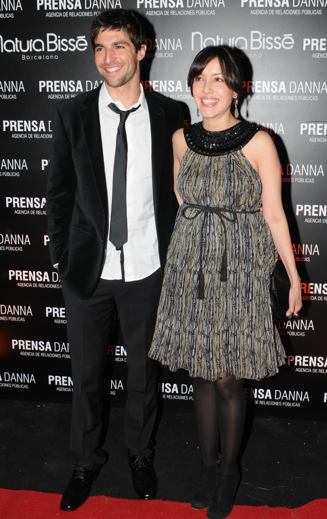 <b>Osvaldo de León</b> lleva cinco años sin poder a Teo de 9 años de edad, el hijo que procreó con
<b>Cecilia Suárez</b>. En entrevista para TVyNovelas, el abogado del actor reveló que aparentemente se habían fijado convivencias y una pensión alimenticia que se descuenta del sueldo de él, pero que la actriz de La casa de las flores (2018) no estuvo de acuerdo. Suárez siempre ha mantenido su vida en privado y no ha querido dar declaraciones al respecto ni generar más polémica.