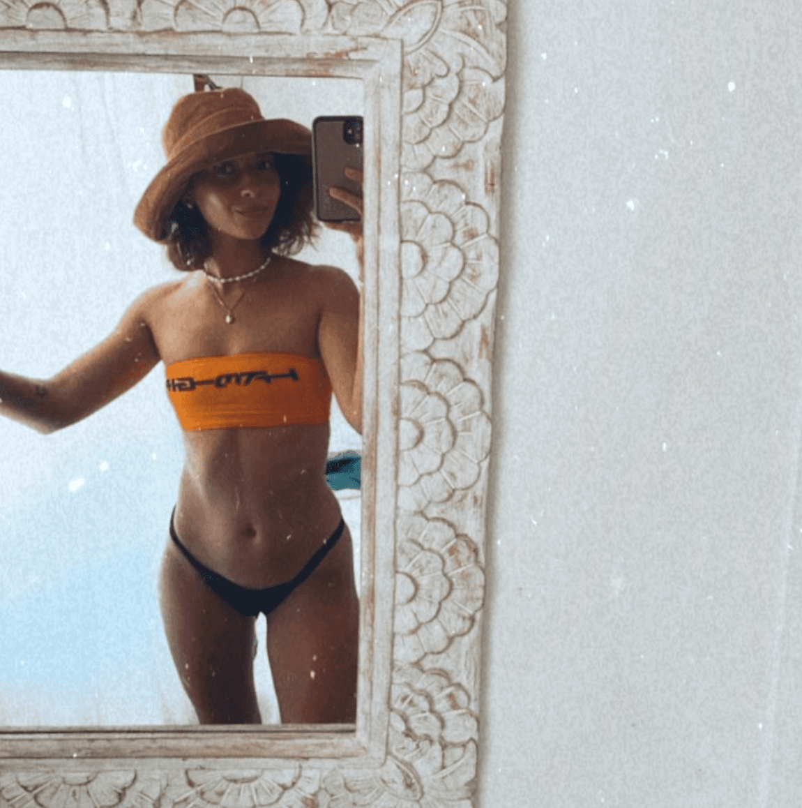 Por lo que se puede ver en su Instagram @_is_ness, Vanessa disfruta publicar fotografías de la naturaleza y de sus viajes. Así como de algunas sesiones de fotos.