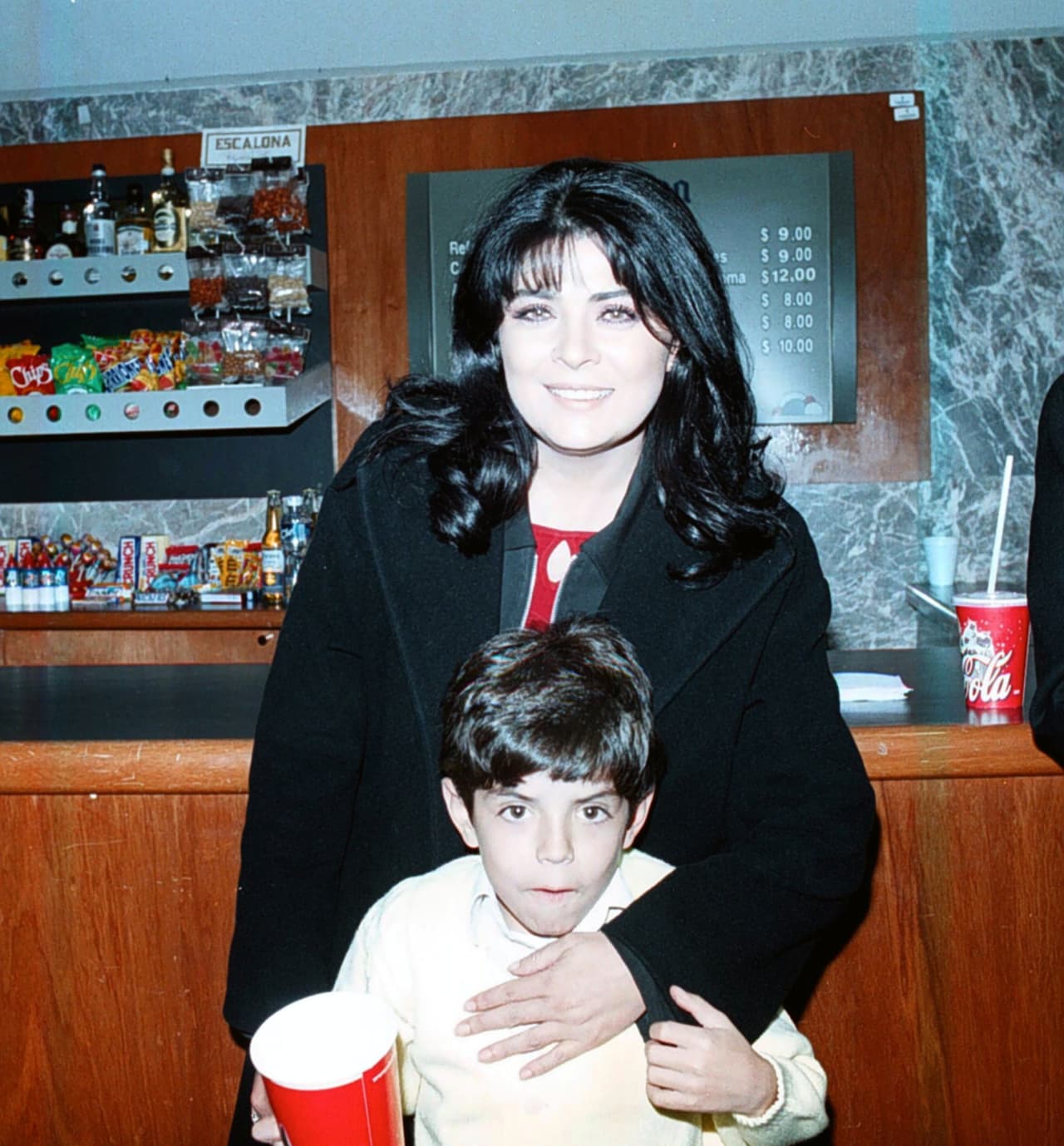 Tiempo más tarde, cuando la relación entre la relación entre ambos se deterioró, la historia sobre la “boda simbólica”, cambio a “boda falsa” y se volvió algo que perseguiría a Derbez por siempre.