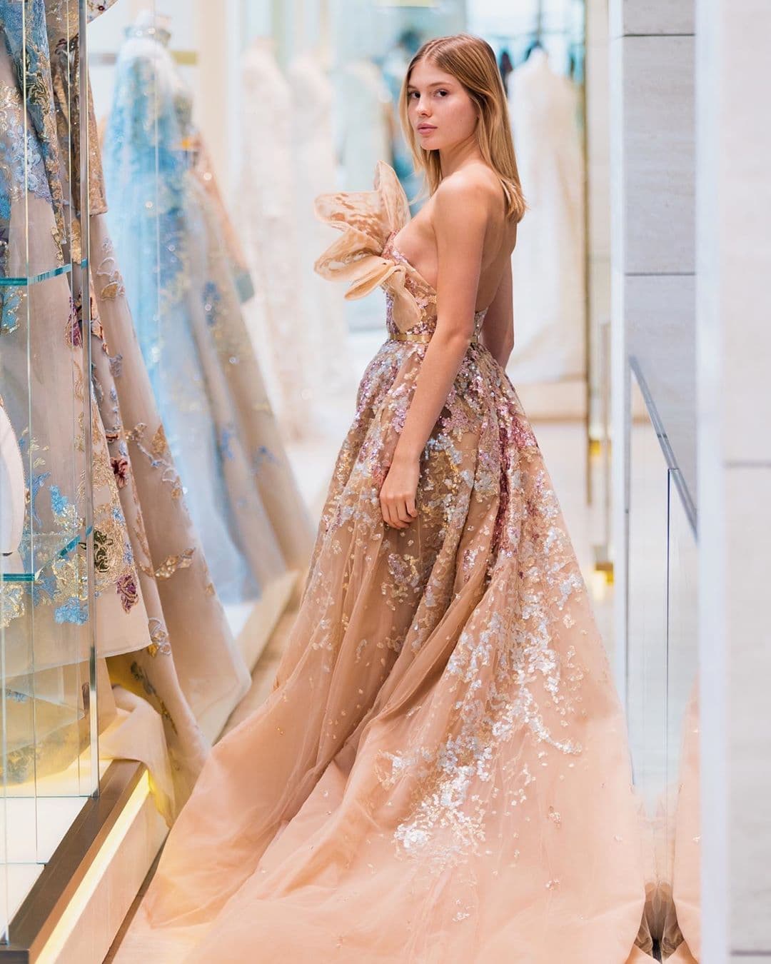 Las gemelas de Julio Iglesias y Miranda Rijnsburger fueron invitadas a un exclusivo baile de debutantes que se realizó en París, en el que también participaron otros hijos de millonarios, empresarios y famosos.