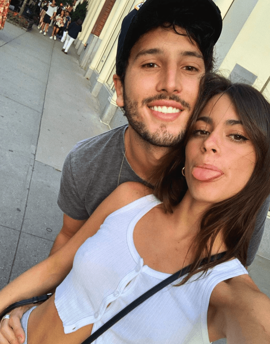 Sebastián Yatra y Tini Stoessel están cumpliendo la cuarentena desde distintas partes del mundo. Ella la está pasando en Argentina, mientas que el músico en Colombia con su familia. Él ha utilizado su tiempo para contar cuentos para niños a través de Instagram Live; ella sorprendió a sus fans con varias imágenes vestida de novia, por su nuevo single “Ya no me llames”.