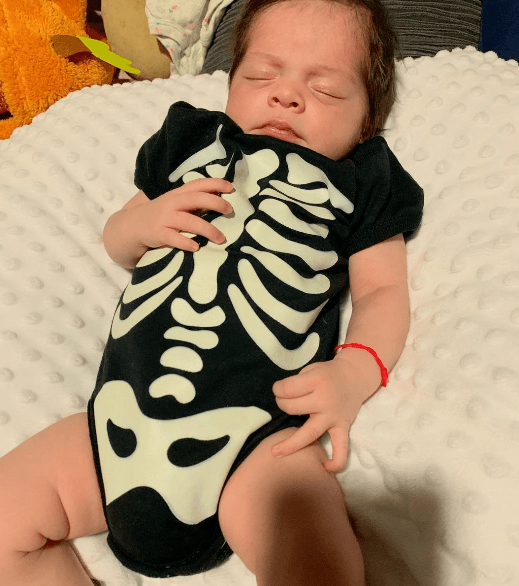 Alejandra Rivera vistió de calaverita a su pequeña hija, Luciana, quien tiene apenas algunas semanas de nacida. La bebé ni por enterada se dio de la festividad, aquí aparece profundamente dormida. 
<br>