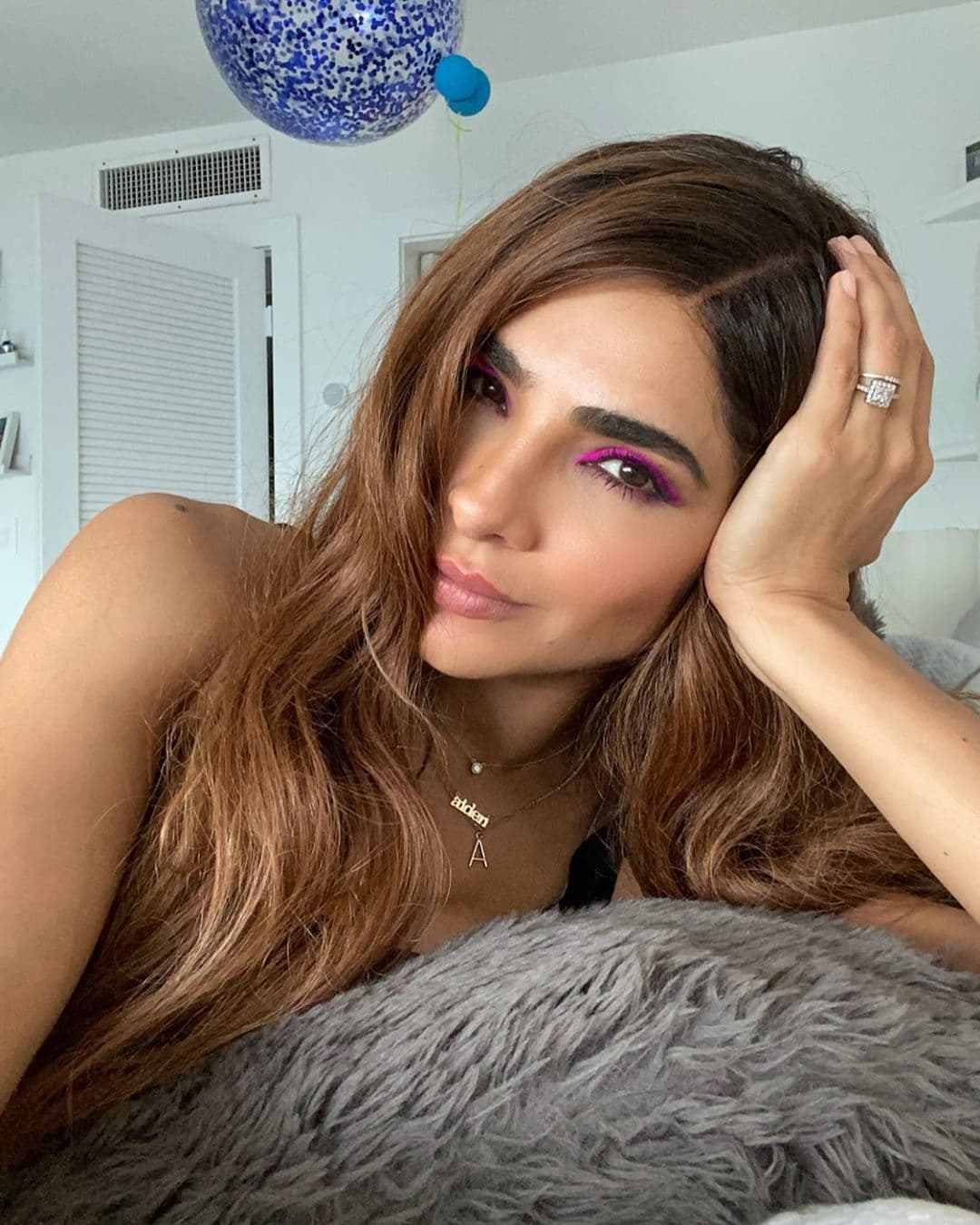 La exreina de belleza, Alejandra Espinoza, pasó por esta dura experiencia en más de tres ocasiones, la tercera de ellas la más triste y dolorosa pues sus ilusiones por convertirse finalmente en madre eran frágiles, tras sus dos pérdidas anteriores.
<br>
<br>"Fue muy difícil, fue horrible y llorábamos juntos. Lo perdí y ahí me dolió más... Para mí fue muy feo, sentí mucho coraje, tenía coraje con todo, con todo... Me sigue doliendo muchísimo y me cuesta mucho hablarlo".