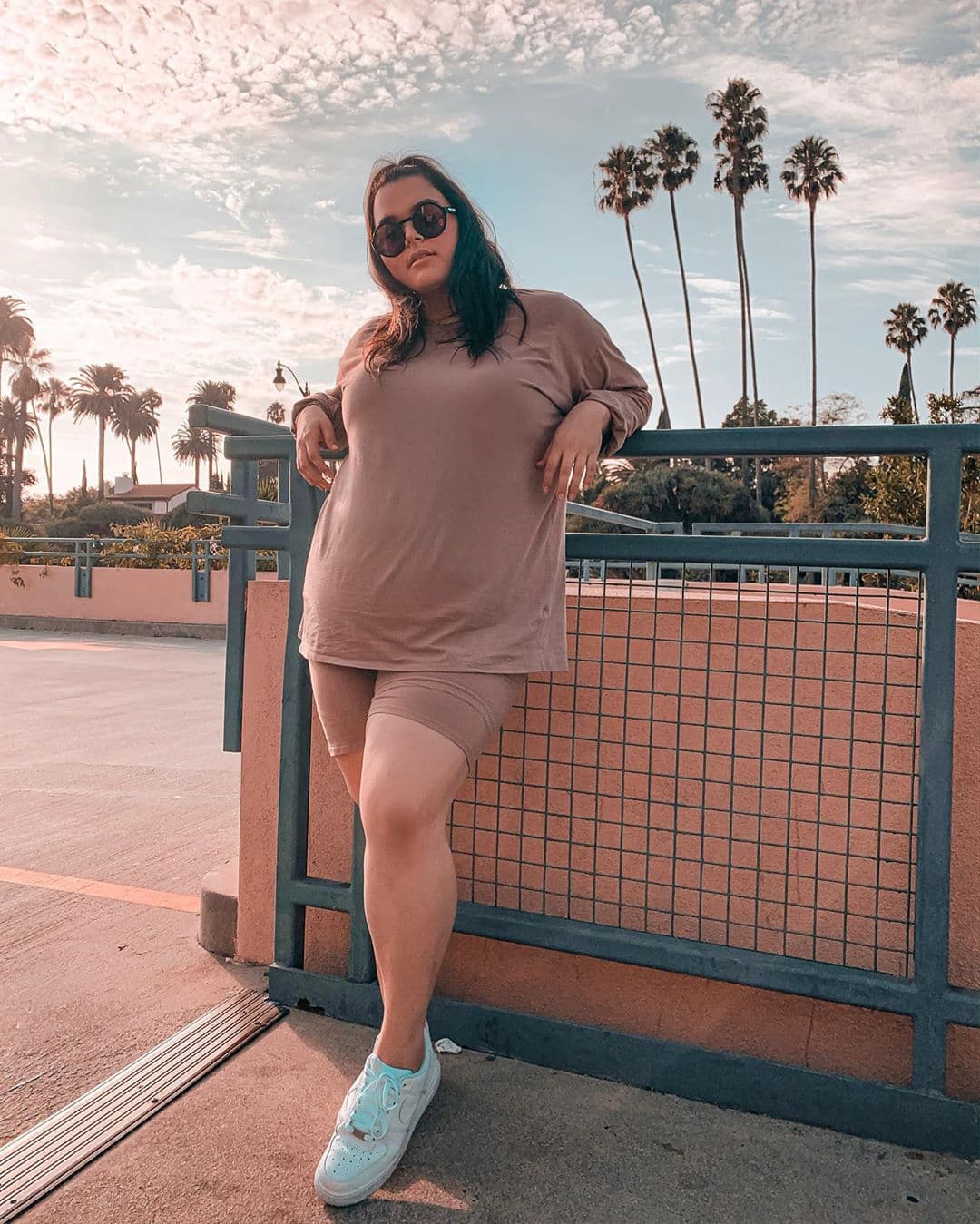 "Sonrío porque me siento cómoda en mi piel", es uno de los mensajes que la chica ha compartido en sus redes.