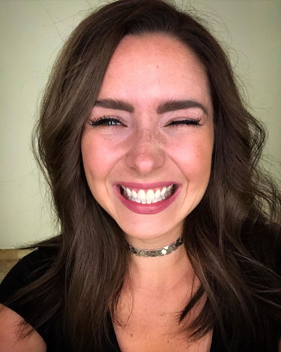 Ahora Ariadne ha apostado por regresar al bando de las castañas: "¡Listo! Así quedó el nuevo look", presumió la actriz en redes sociales.