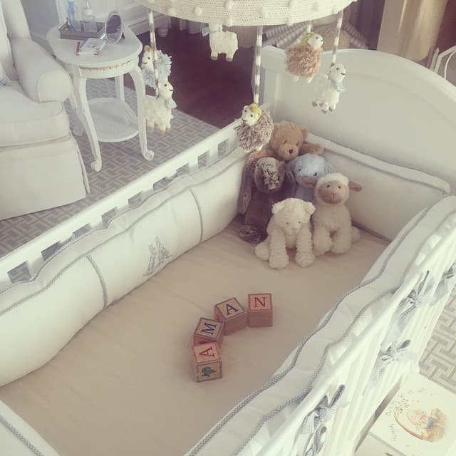La habitación que ahora ocupará Archie, fue en un inicio diseñada para el hijo de Tyler Perry, Aman. De hecho, Meghan ya había mostrado este cuarto, cuando leyó un cuento y se grabó haciéndolo con su bebé.
<br>
