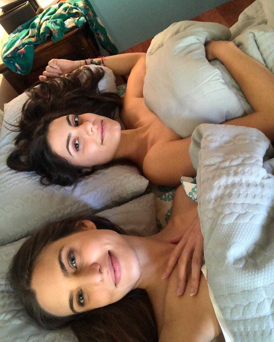 “Quisimos contar una historia que se ha tratado de contar de otras maneras y no había funcionado. Lo que nosotras hicimos es dejar la esencia del amor; que son dos mujeres muy amigas que en algún momento trascienden de la amistad al amor”, mencionó Macarena en entrevista para UNICABLE.