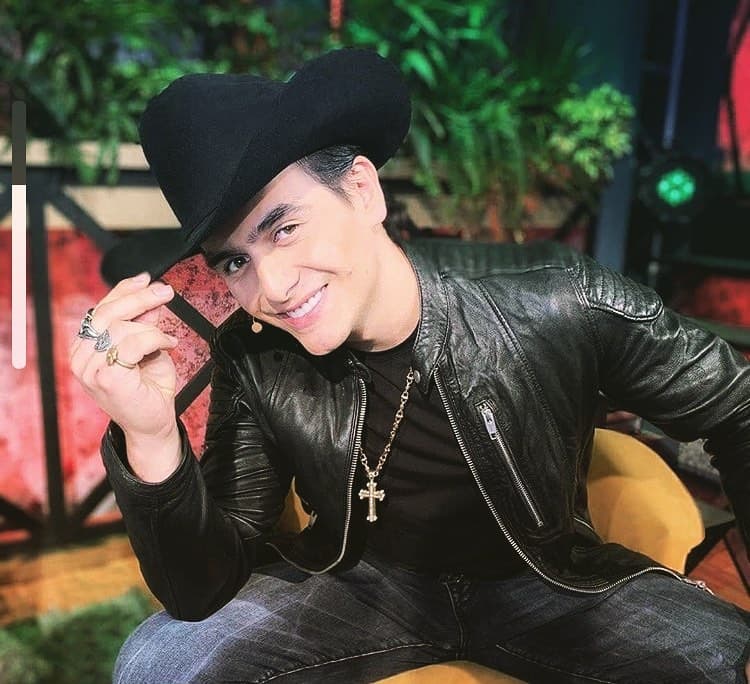 Julián Figueroa dio a conocer el video oficial de su versión de "La Derrota".