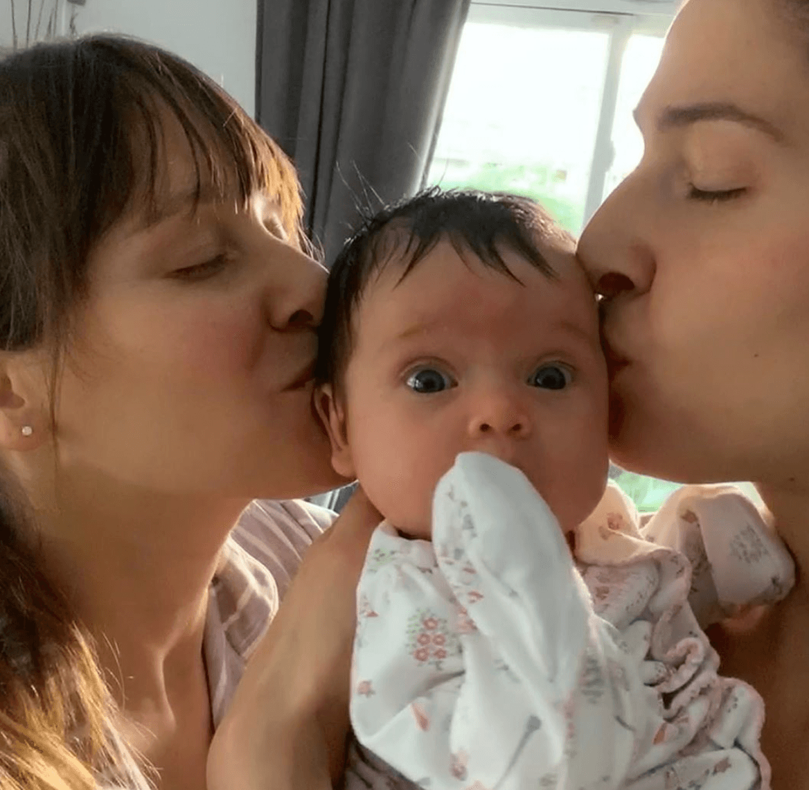 Las hermanas se derriten de amor por la bebé.