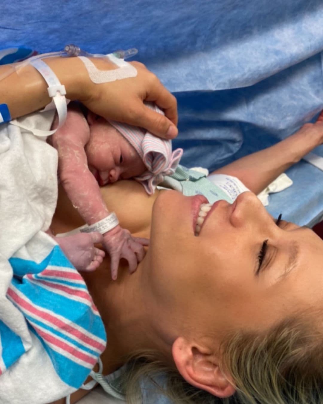 La pareja está feliz con la llegada de su tercer, pero el intérprete tiene sentimientos encontrados ya que pronto comenzará una gira con Ricky Martin. El puertorriqueño ya le dio algunos consejos para dominar la ansiedad que causa estar lejos de sus pequeños.