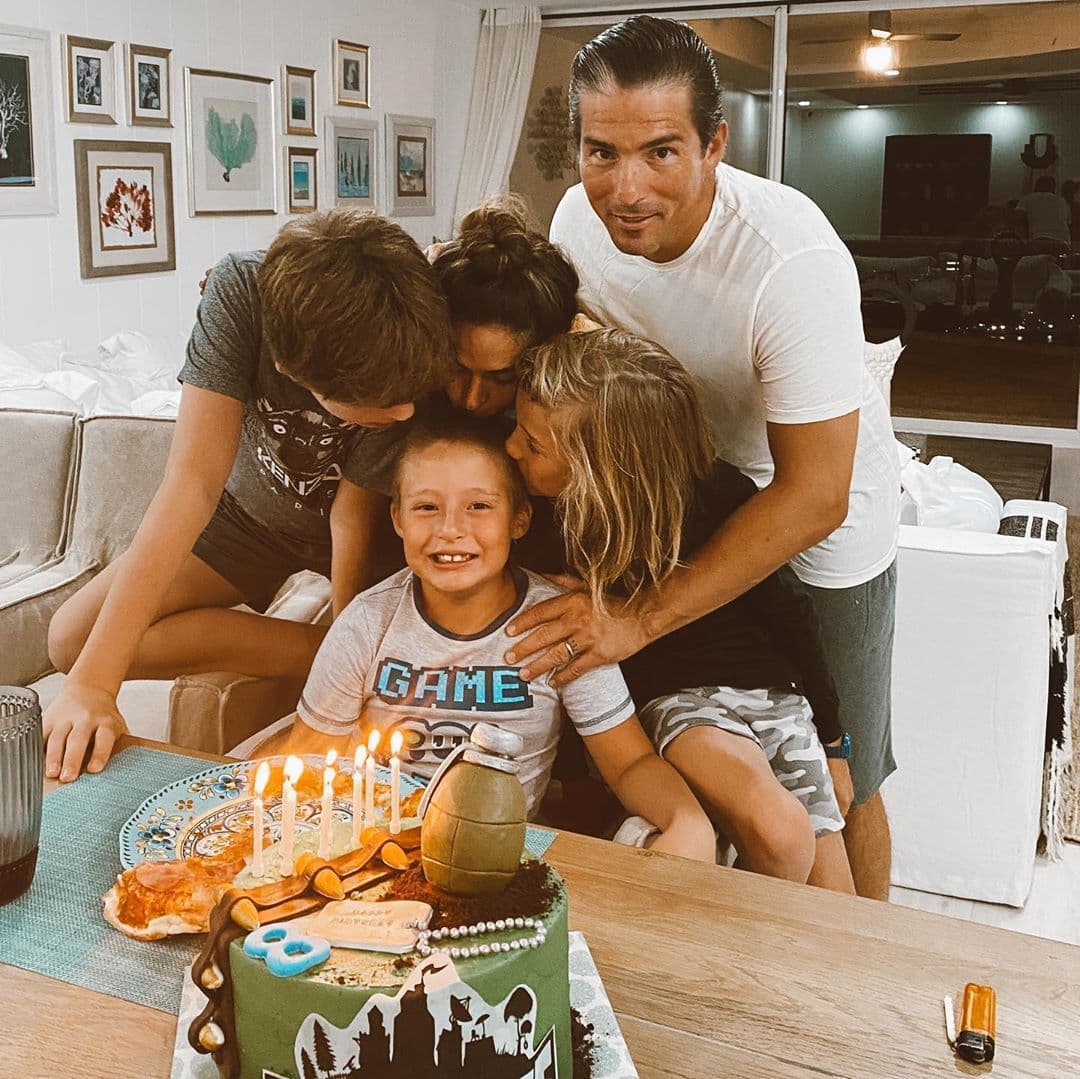 Pese a la pandemia del coronavirus, Mateo tuvo su pastel junto a sus medios hermanos quienes le cantaron "Las Mañanitas".
<br>