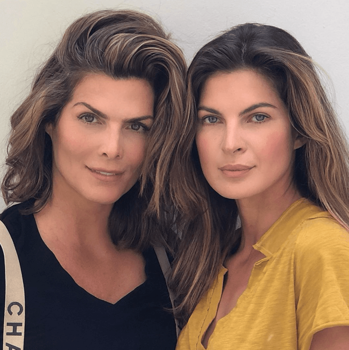 Viajes, la fotografía y el amor por sus mascotas son algunas cosas que unen a Montserrat Oliver a Yaya Kosikova. Su primer encuentro se dio durante un evento en Nueva York, en el que comenzaron a platicar y poco a poco se fue dando su relación en el 2015. En el canal de YouTube de la conductora de Montse & Joe, han compartido más detalles sobre cómo llevan su noviazgo.