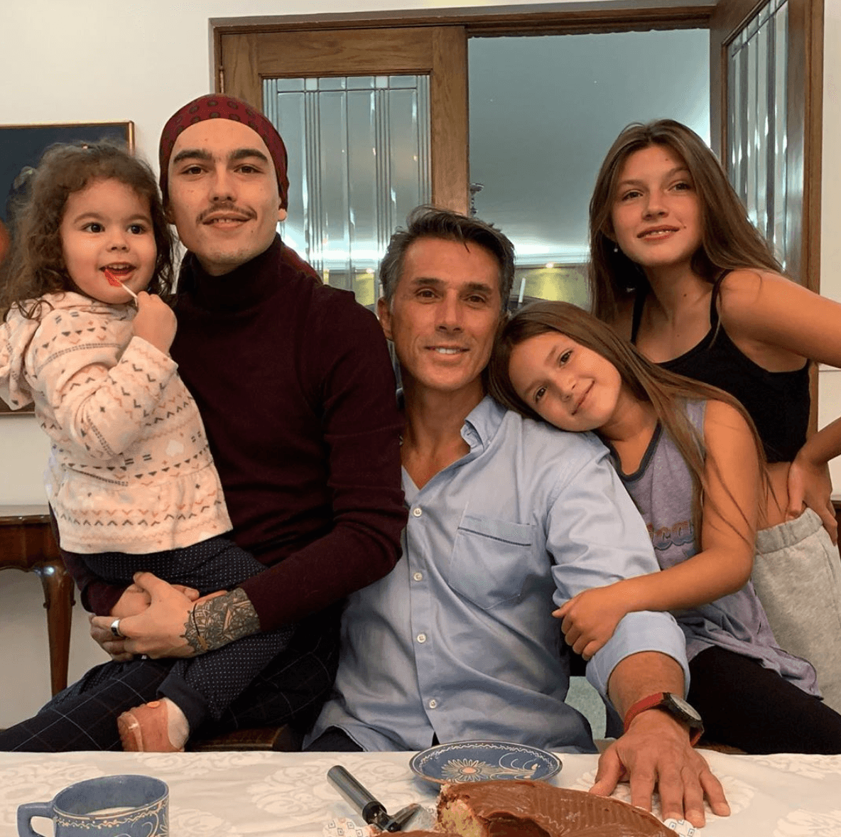 La pequeña nació en el 2016 y desde entonces, ha convivido sin problema alguno con la familia de Sergio Mayer e Issabela Camil.