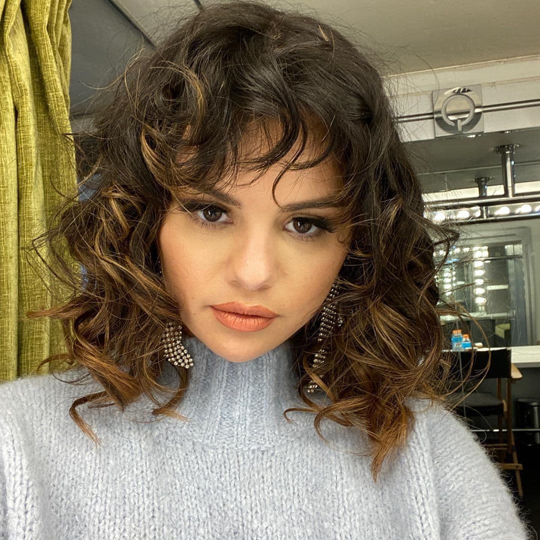 El corte con fleco puede ser tan rebelde o liso como tus rizos te lo permitan. En el caso de Selena Gómez, la exestrella Disney ha disfrutado de este corte en el 2020 con una vibra ochentera, muy al estilo flashdance.
